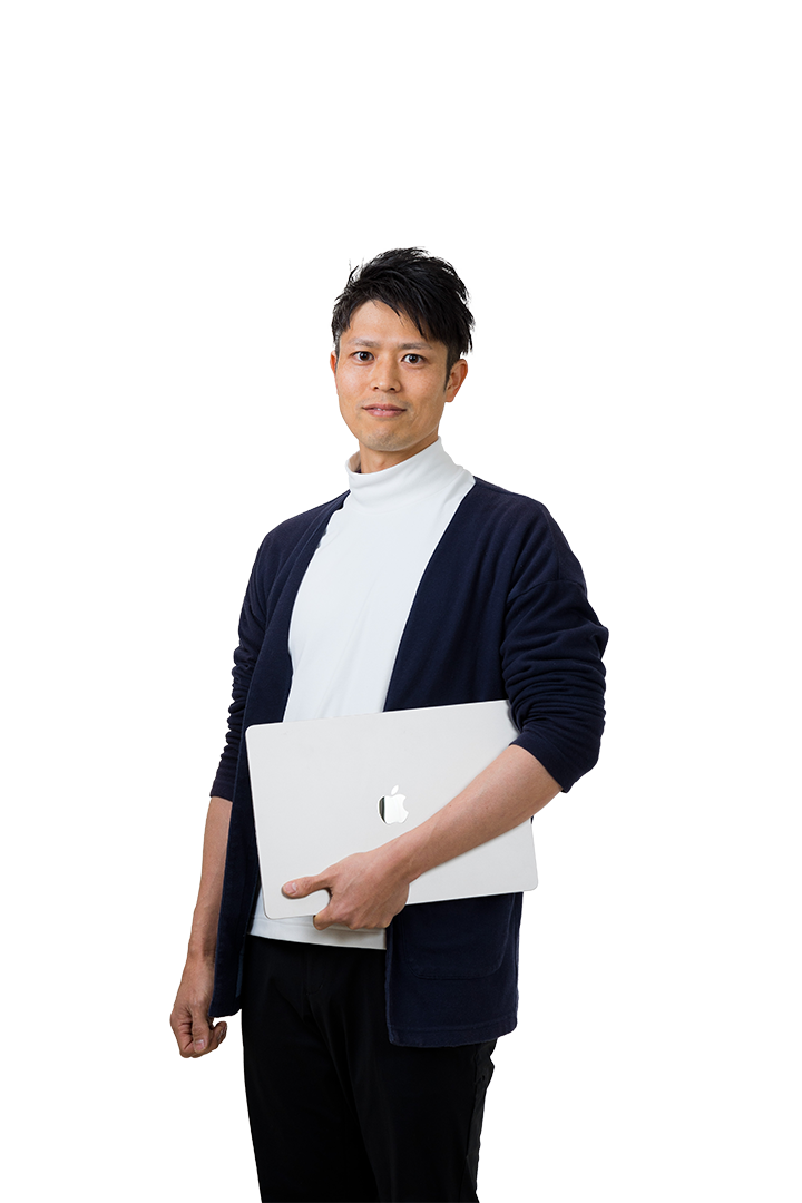 Web制作者 野中翔平がMacBook Airを持っている写真