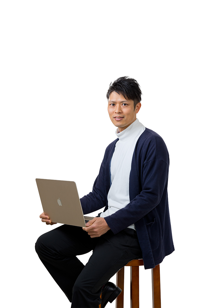 Web制作者 野中翔平がMacBookを使っている写真