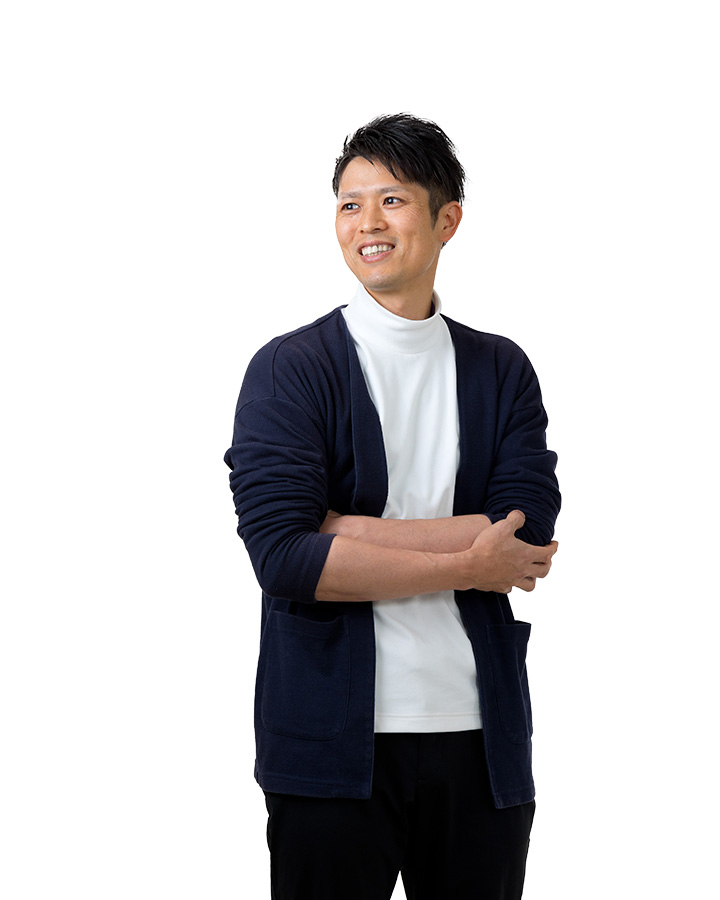 Web制作者 野中翔平が笑顔で腕を組んでいる写真
